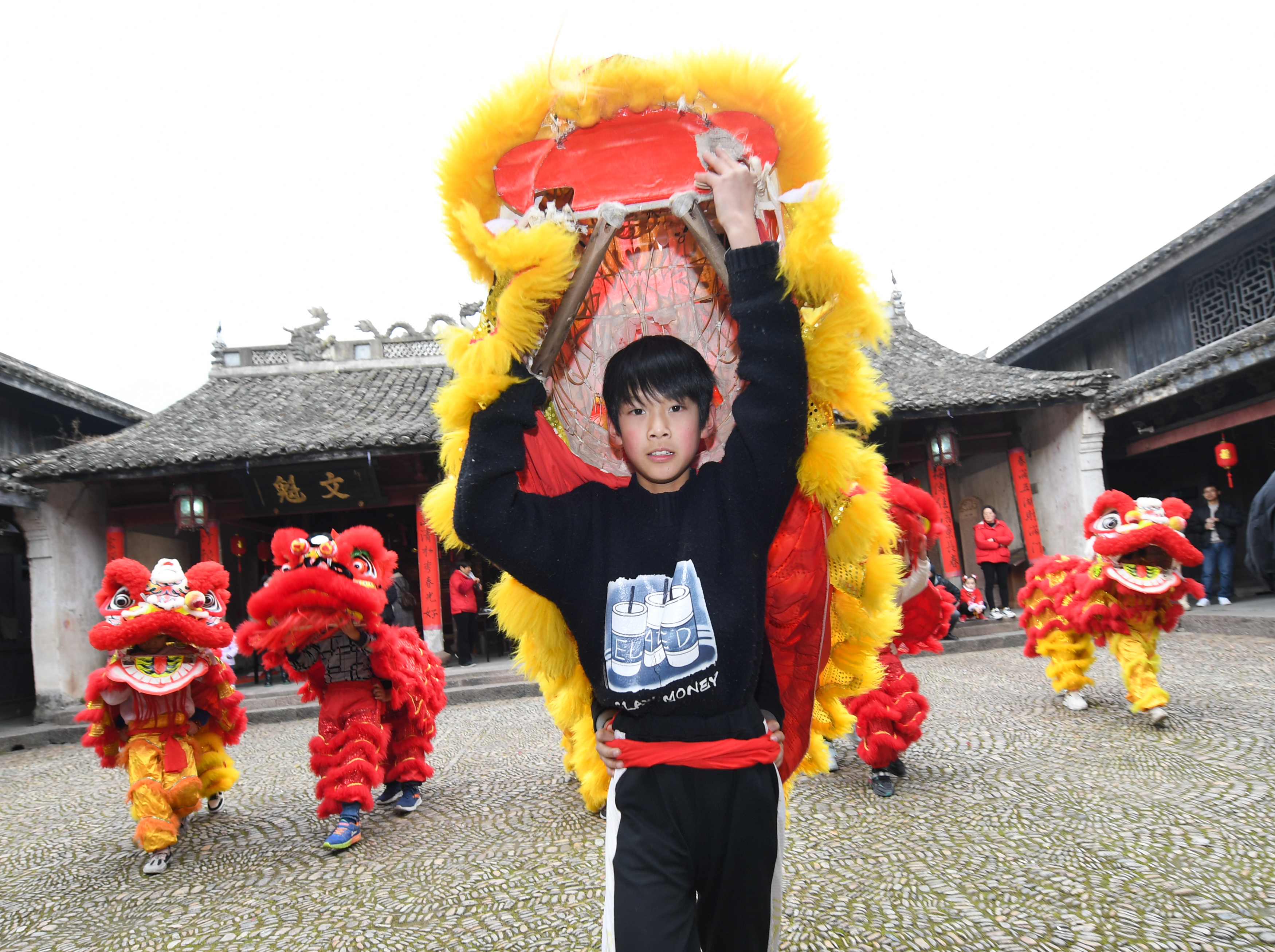 江南古镇的“雄狮少年”